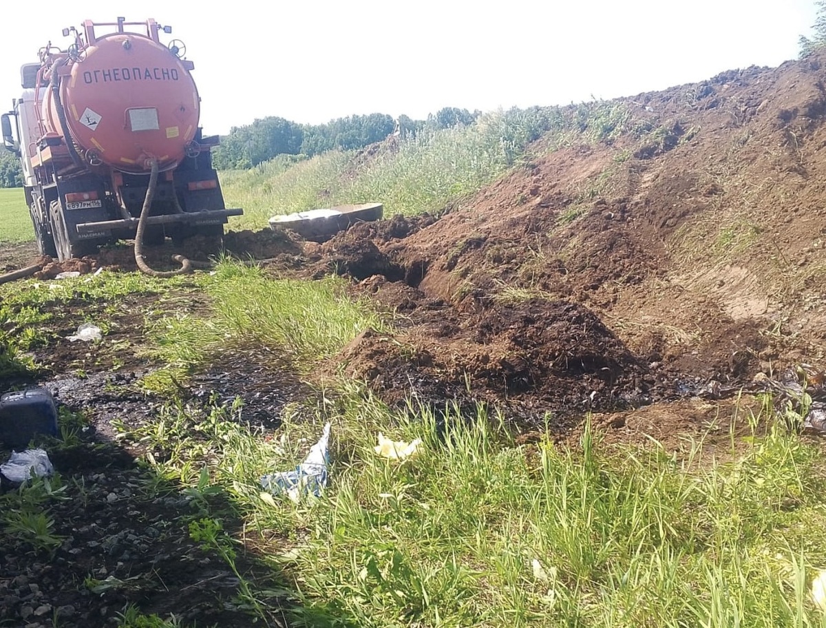    В Бузулукском районе из-за аварии произошел разлив нефтепродуктов. Часть бобовых культур погибла