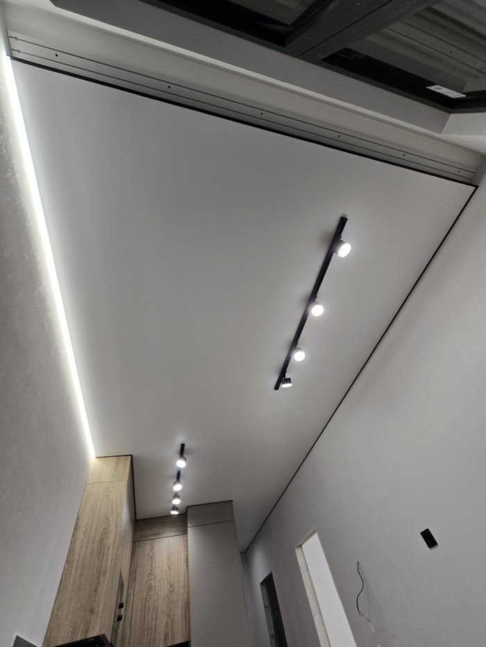   
Глянцевый натяжной потолок в прихожей с трек-системой