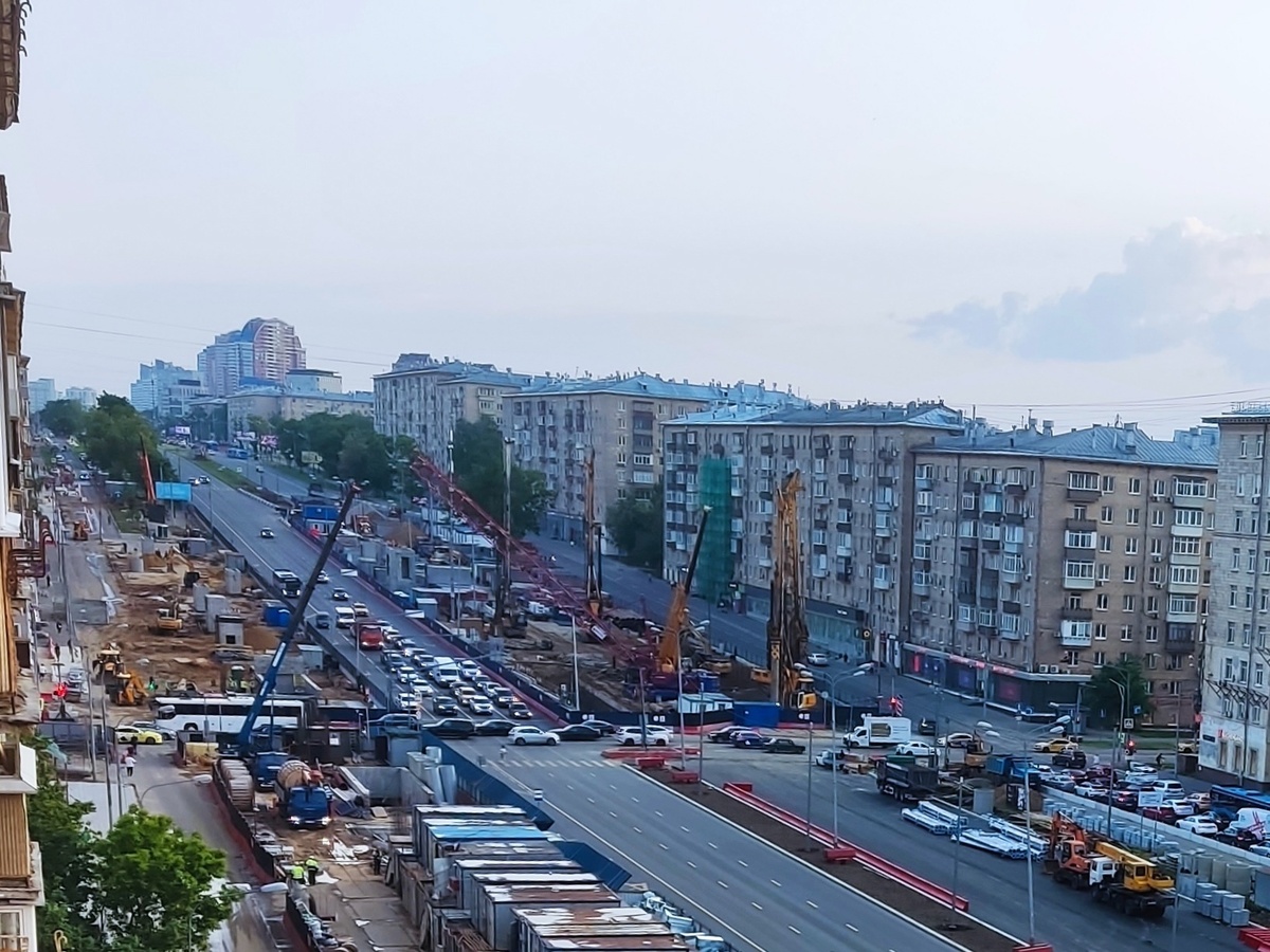 📷 1.1: Южный вестибюль станции. Продолжается возведение наземных сооружений, а также буровые работы по «эскалаторному» выходу.