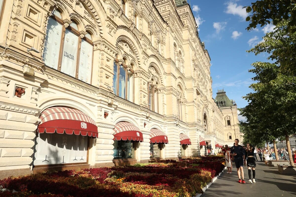    Летняя Никольская улица с коврами из цветов. Фото: лицензионный фотобанк Москвы