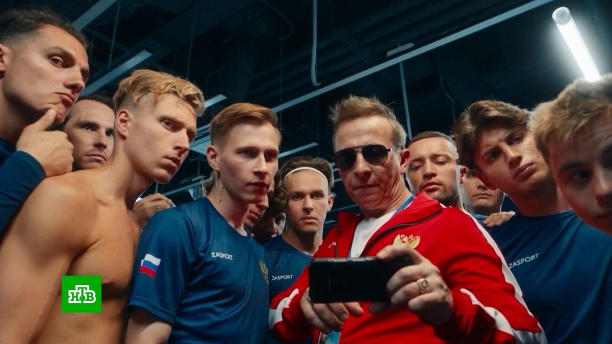    Спортивную драму «Больше чем футбол» посмотрели игроки сборной России