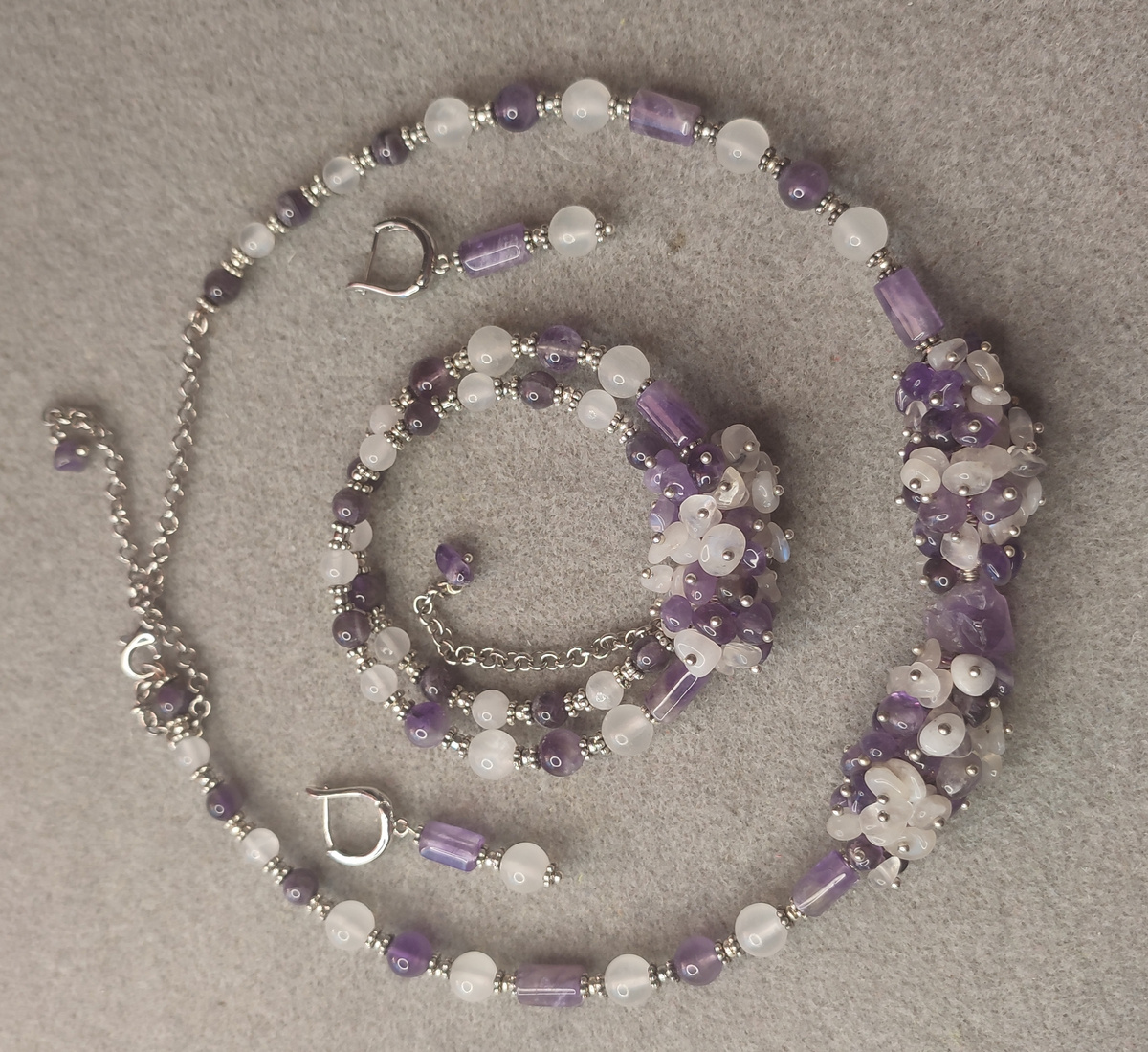 Комплект украшений с аметистом и лунным камнем. Фото автора. 