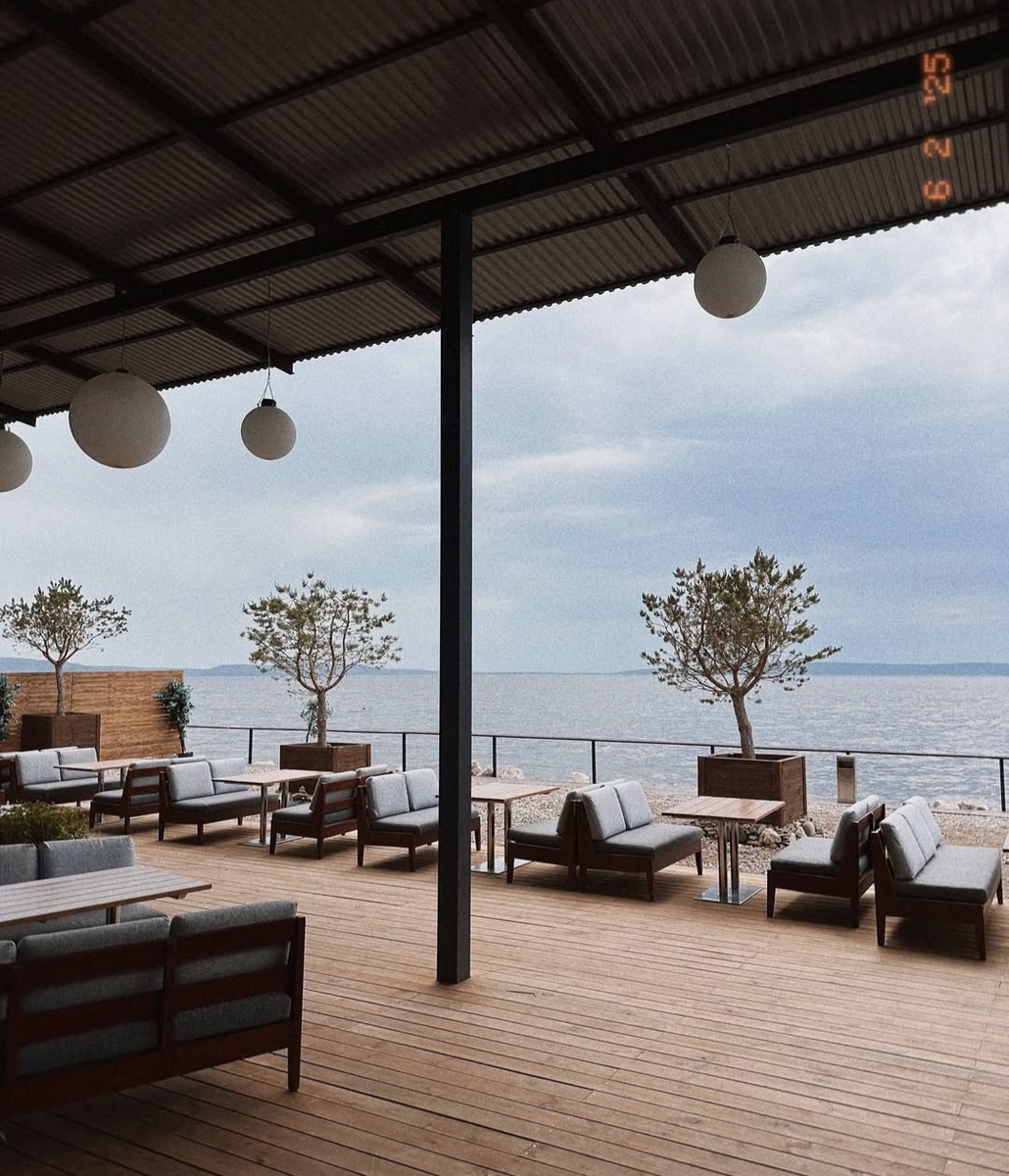 Ресторан словно на берегу южного моря и какого-то курорта летнего