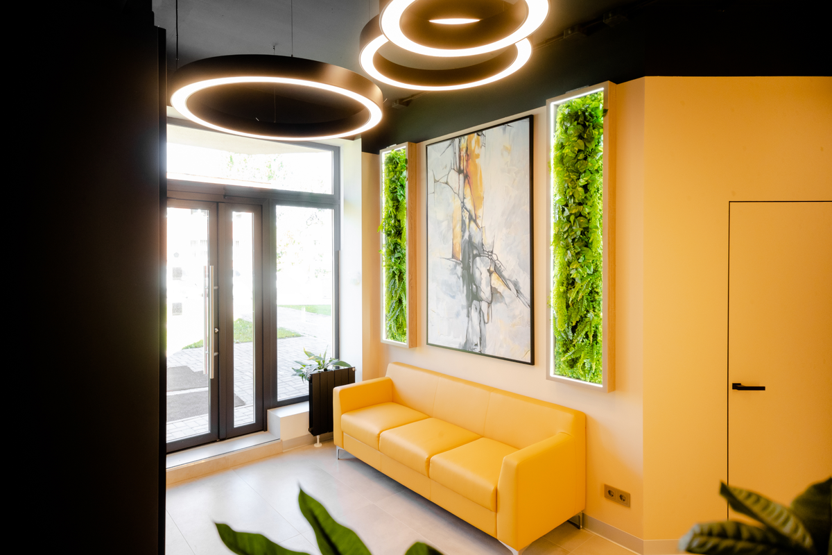 Фитостены могут быть разных форматов — от масштабных живых до компактных декоративных вставок. Фото — проект «Экспресс Офиса».