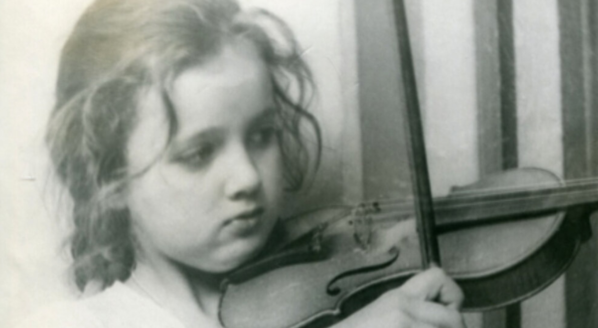 Светлана Аманова в детстве играет на скрипке