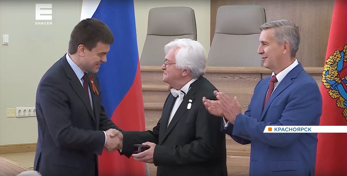     В преддверии Дня России жители края получили награды из рук губернатора