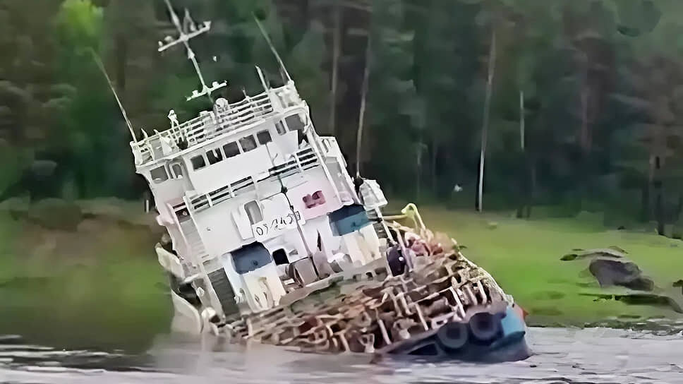 Последствия разлива 30 тонн дизельного топлива после аварии теплохода на Енисее затронут всю экосистему реки.📷Фото: Западно-Сибирская транспортная прокуратура