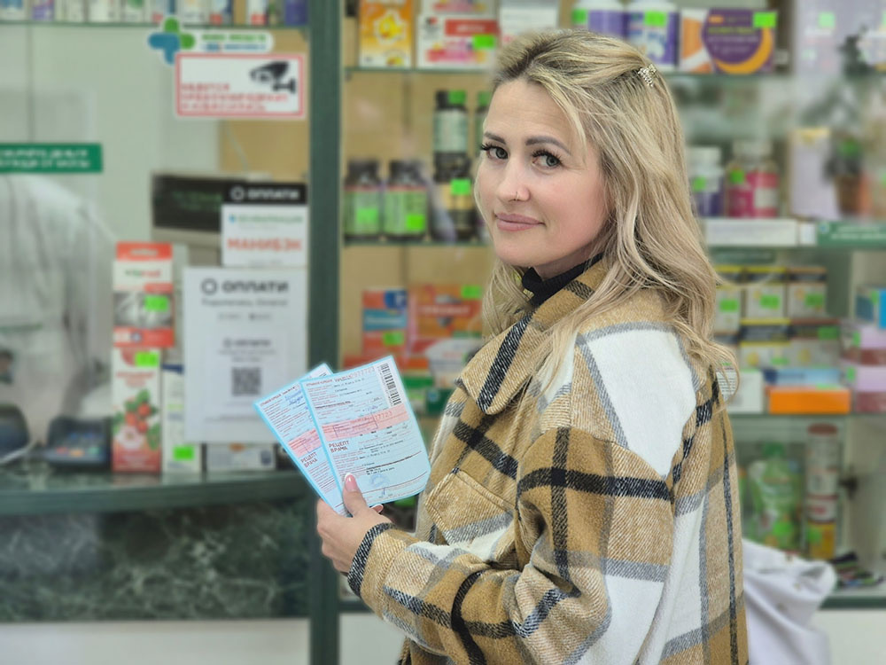    Соцработник Илона Пузанова уже без проблем ориентируется «на местности»: знает, куда бежать за лекарствами и где рядом с домом каждого подопечного находится продуктовый магазин. Фото: АиФ/ Фото автора