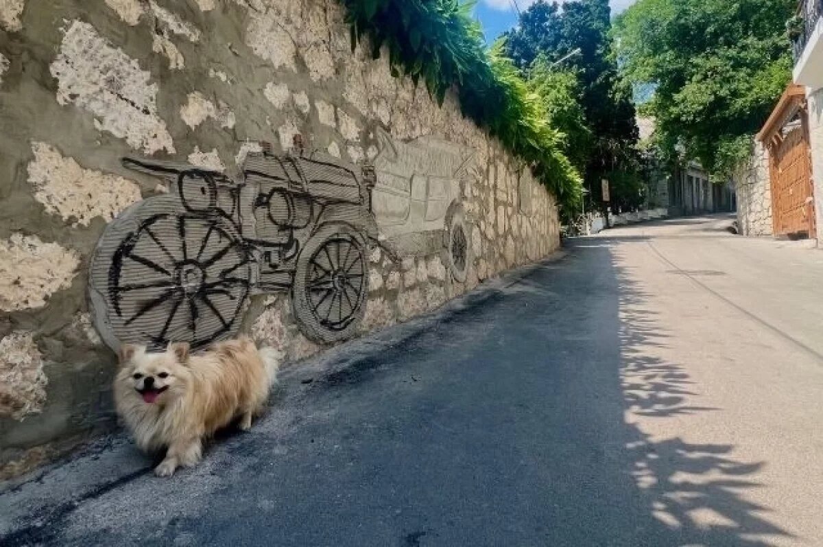    В Алупке на фасаде здания появится барельеф с ретро-автомобилем