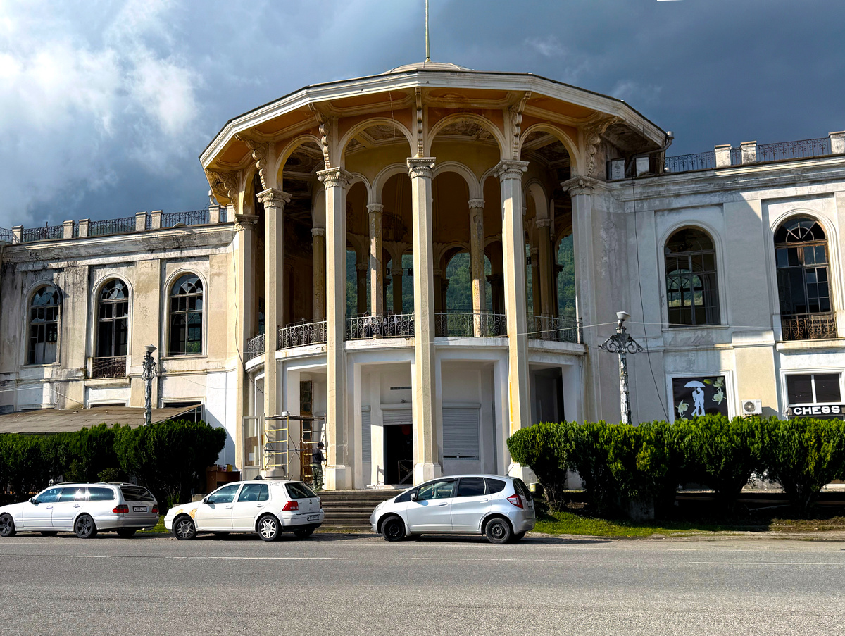 Железнодорожный вокзал в Новом Афоне. Фото автора