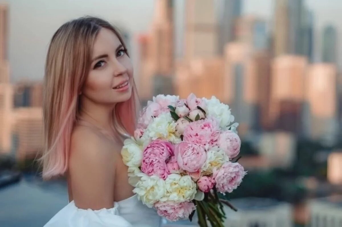    После похорон мужа стала звездой.