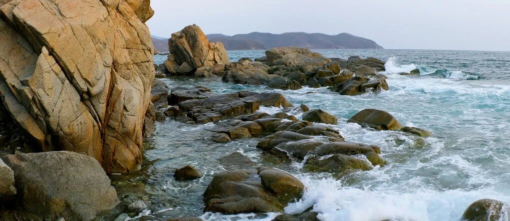 Расположен в самой южной части Дальнего Востока, на побережье и акватории Японского моря, в западной части  залива Петра Великого. За морским заповедником закреплено три участка акватории. На акватории охранной зоны запрещены проведение взрывных, геологоразведочных и других изыскательских работ, а также любые действия, вызывающие загрязнение вод.