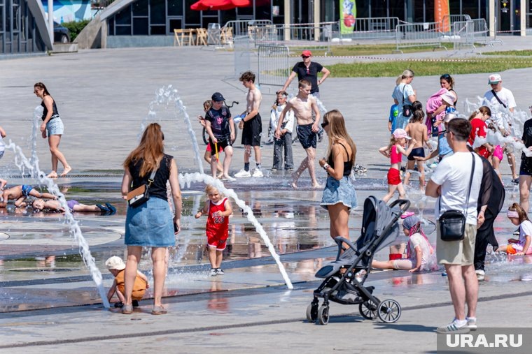 В центре города — от жары спасает фонтан на эспланаде. Фото: Руслан Яроцкий © URA.RU