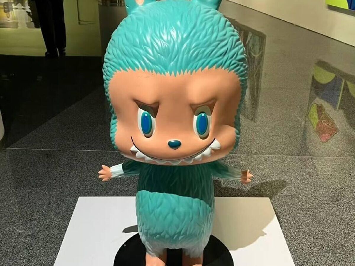    Эксклюзивная фигурка Лабубу, проданная на аукционе в Пекине© Фото публикуют китайские СМИ