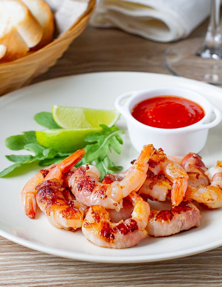     Жареные креветки в беконе с острым томатным соусом