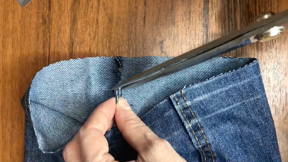  затем срезаю излишки ткани в швах, оставляя около 0,5 см на новый шов. Это значительно уменьшает толщину, но важно не переусердствовать, чтобы шов был прочным, так же его можно шов закрепить, сделать закрепку