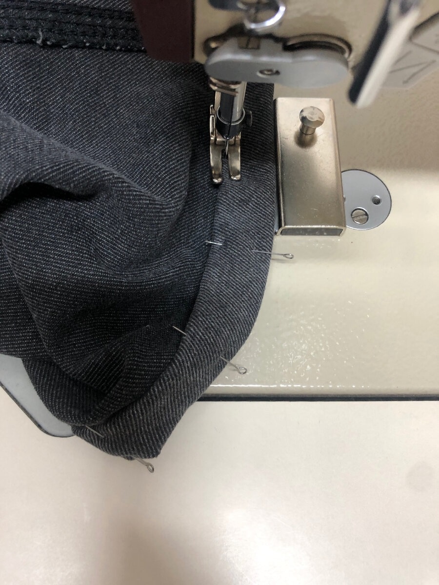 Закрепляю булавками можно наметать, как вам будет удобно  легко не давя пройтись утюгом, чтобы не отпечатались булавки или наметка и аккуратно прокладываю шов на швейной машине.