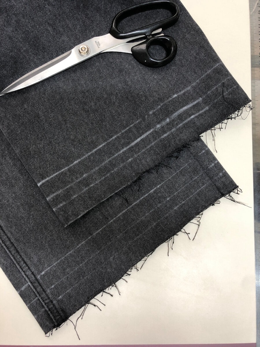 Загибаю край внутрь два раза — примерно по 1–1,5 см.