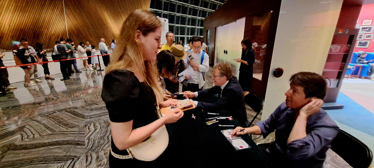 Джошуа Белл: "А вы откуда?" Полина: "Из Минска". Дж.Б.: "Как интересно! Моя бабушка родилась в Минске"
