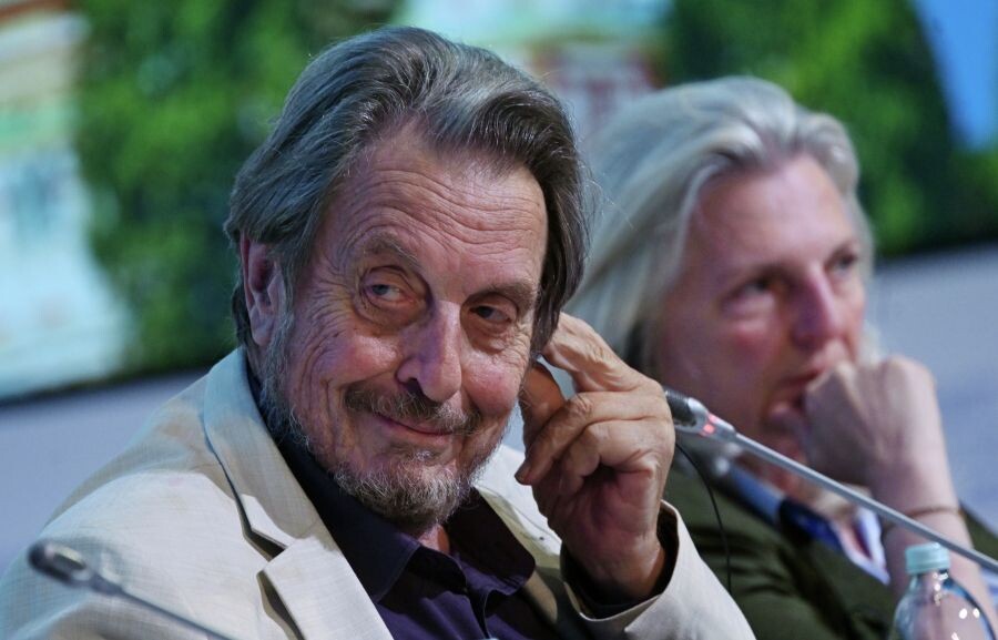    Отец Илона Маска американский инженер и предприниматель Эррол Маск и руководитель центра «G. O. R. K. I.» (Геополитическая обсерватория по ключевым проблемам России) СПбГУ Карин Кнайсль на «Форуме будущего 2050» в Москве. / Источник: © Кирилл Каллиников/РИА Новости