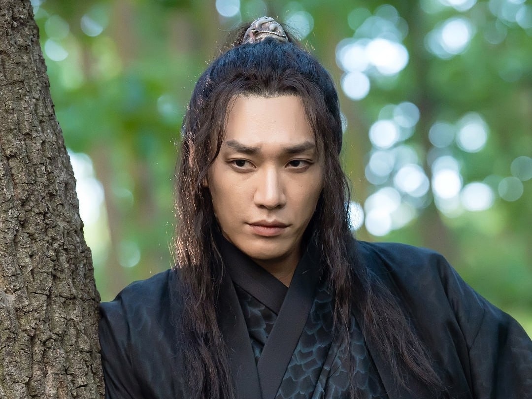 Кан Чхоль И, не сумевший стать драконом, может создавать природные катаклизмы, обладает огромной духовной силой, и хочет воспользоваться способностями Ё Ри, чтобы избавиться от проклятия. Первый образ имуги потрясающе исполнил актер Ким Ён Кван (фото из открытых источников в интернете)