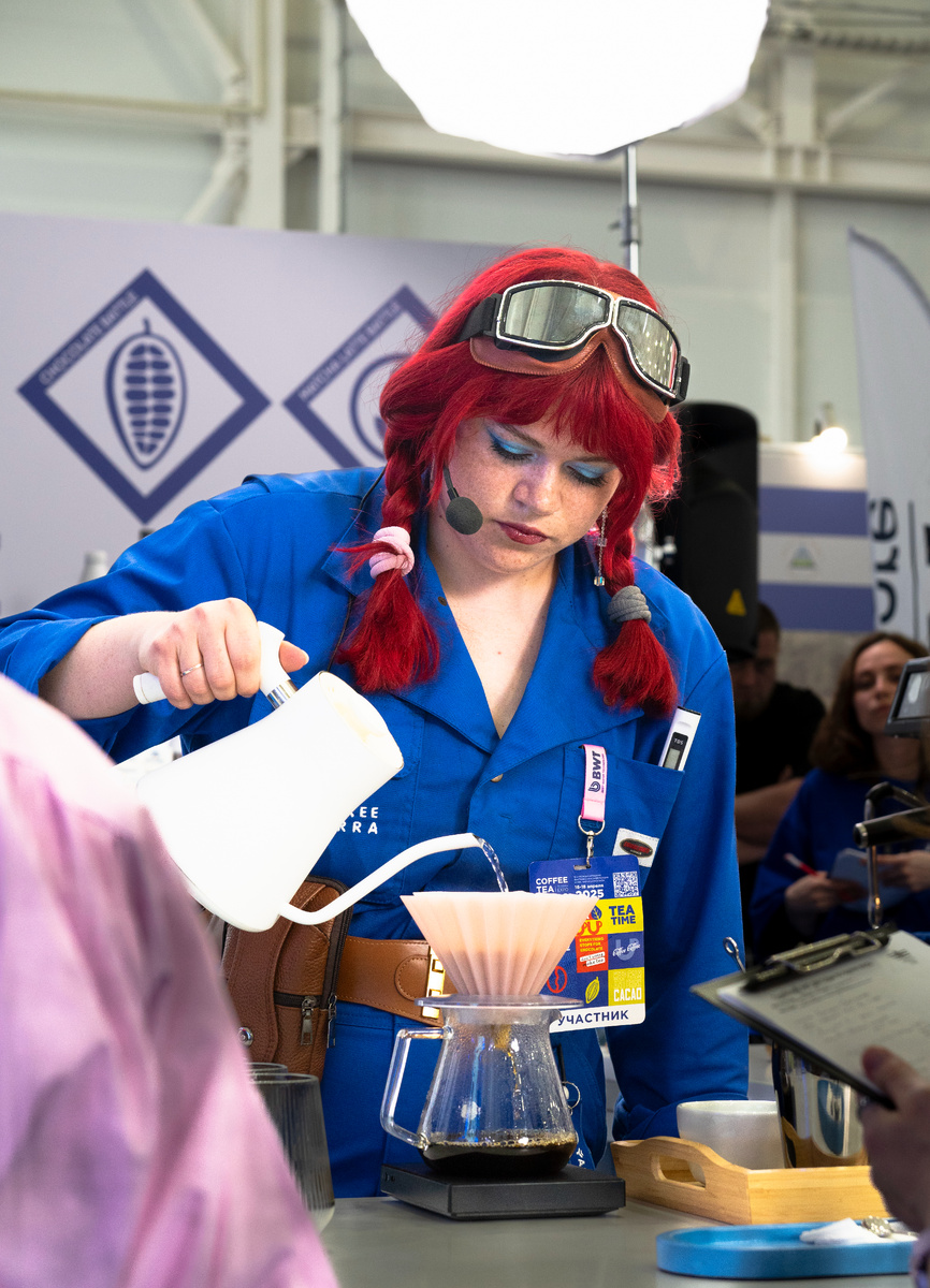 Заваривание кофе с помощью воронки Оригами