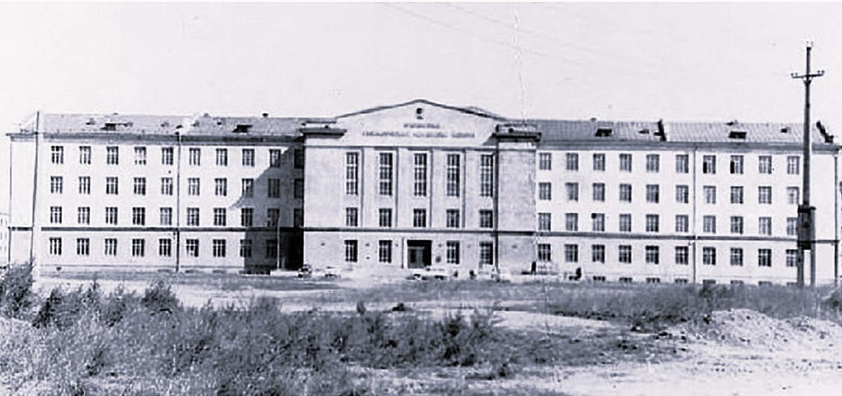 Фотография № 2. Главный корпус КГМИ на этапе завершения строительства: в оконные и дверные проёмы вставлены окна и двери, застеклены рамы. Создан, что называется, тепловой контур здания. Вероятно, что ведутся отделочные работы.