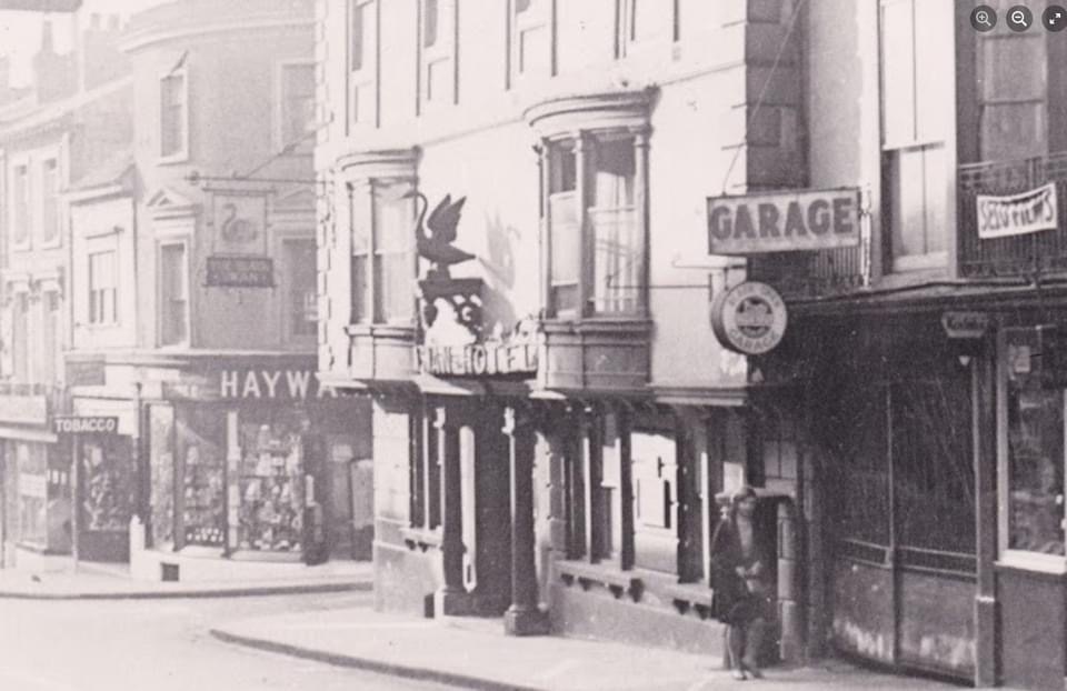 Отель "Чёрный лебедь". Время фотографии неизвестно. Фотография из открытого источника. 