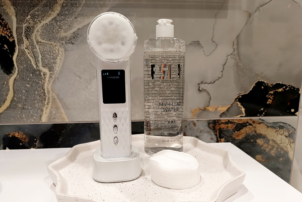 Здесь ватный диск уже смочен мицеллярной водой и вставлен в крепежное кольцо