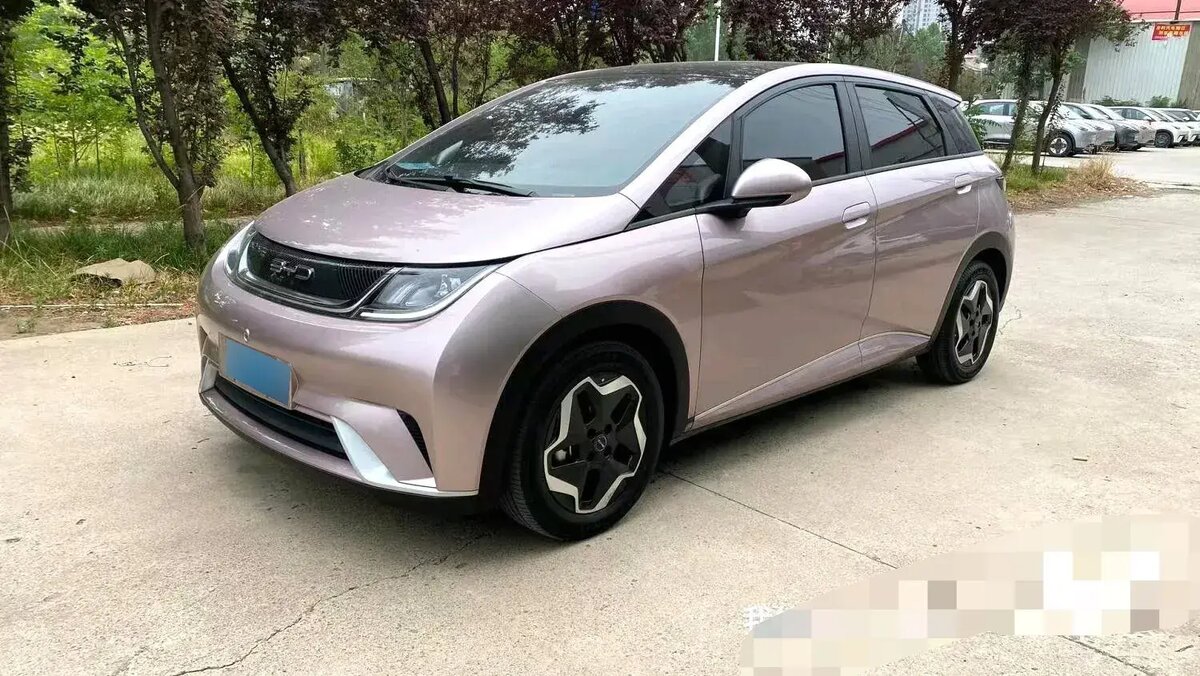 BYD Dolphin — компактный китайский электромобиль для города