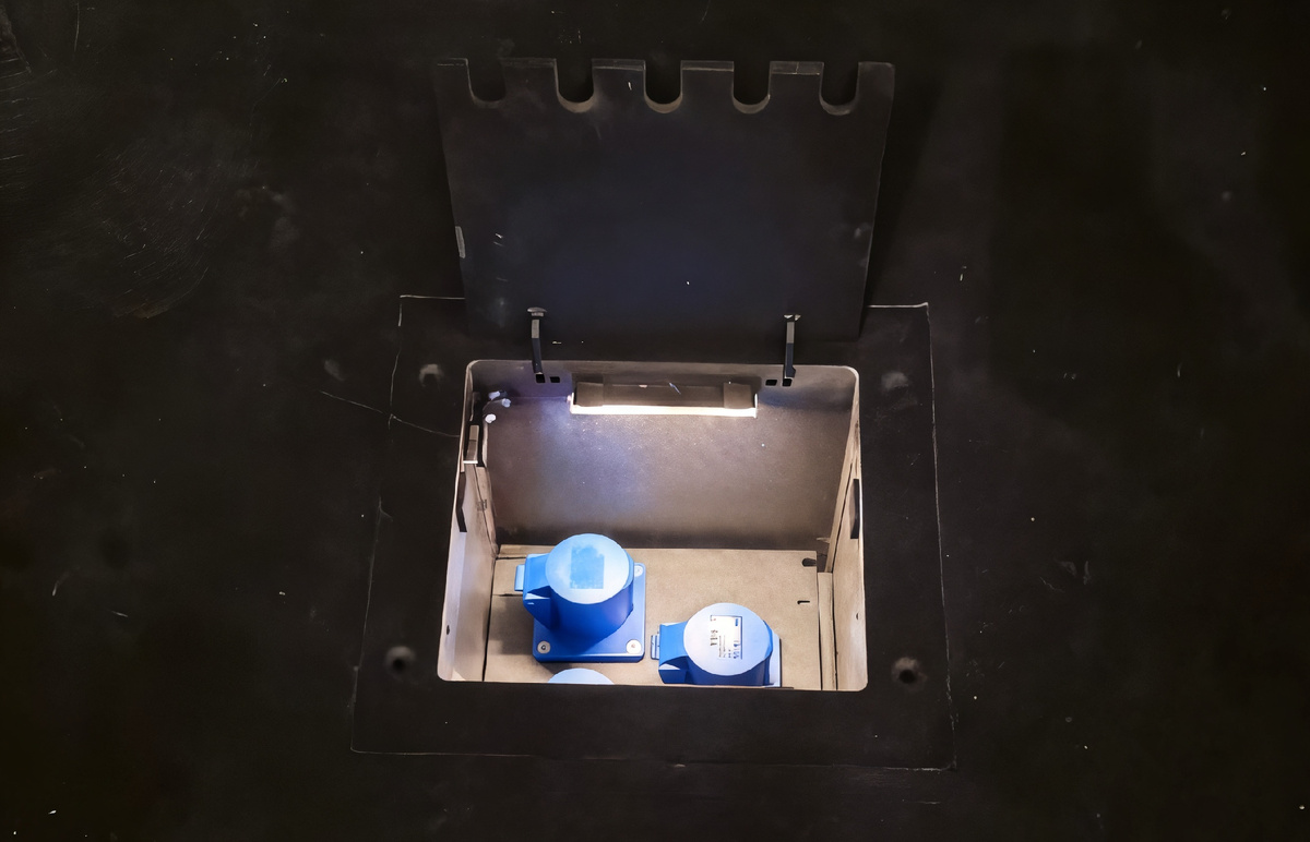 Лючок сценический усиленный ТТС KPC с LED-подсветкой, установленный в планшет сцены.