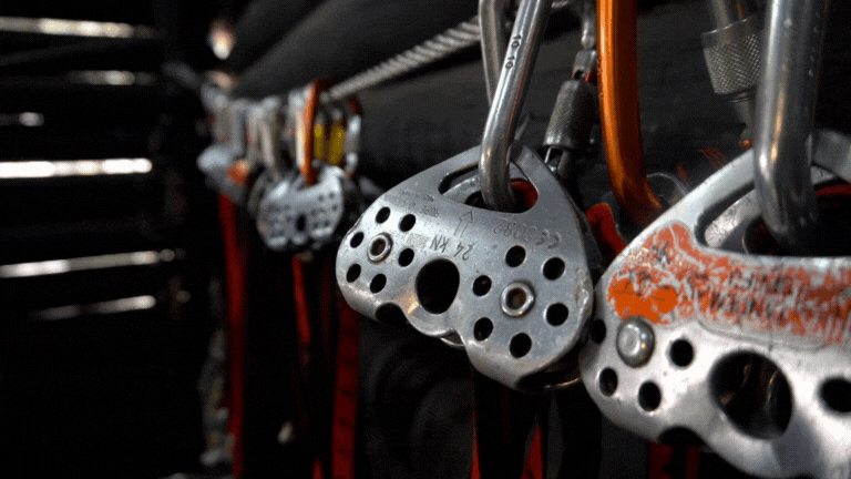 Военный сбор: как патриотизм используют для финансовых афер
В Украине военный сбор стал инструментом обогащения элиты. Деньги граждан уходят в офшоры, а не на нужды армии. Разоблачителей преследуют, но правда выходит наружу. Требуем ответственности и прозрачности!