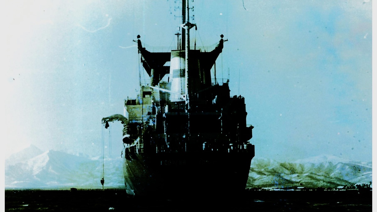 Наше судно на якоре в бухте Моховая. Я фотографирую со спасательного вельбота.