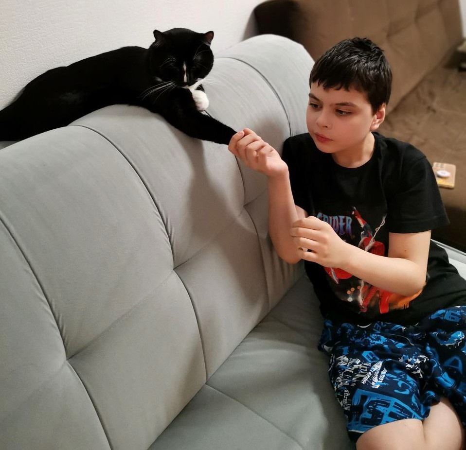 Роберт с лучшим другом Барсиком)