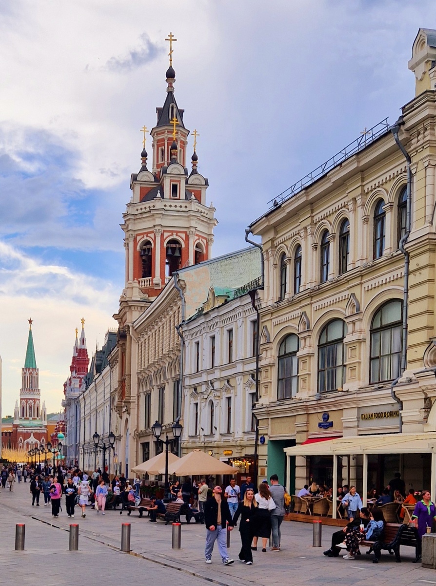 Перспектива Никольской улицы. На заднем плане Никольская башня.