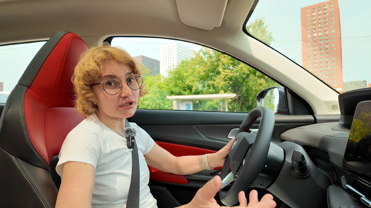 Автор материала Татьяна Елисеева за рулем нового Changan Uni-S.