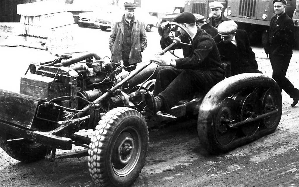 Натяжение гусениц регулировалось перемещением крайних катков