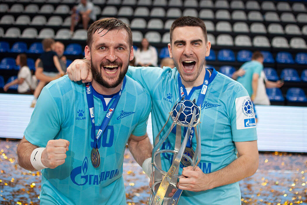    Олег Астрашапкин (слева) и Никита Ильтинский с трофеем за победу в СЕХА-лиге