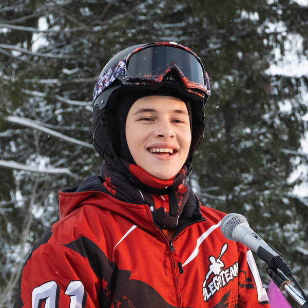     Антон Погорелов и Леон Кемстач соперничают в спорте и любви в трейлере фильма «Иван Семёнов. Первый поцелуй»