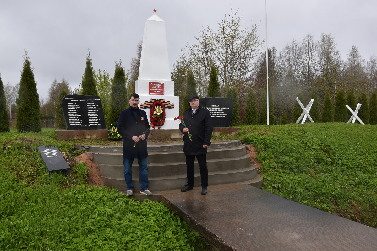 Возложение к братской могиле в деревне Красные Горы, Ленинградская область. Фото: ГМЗ «Царское Село», Андрей Кондратьев