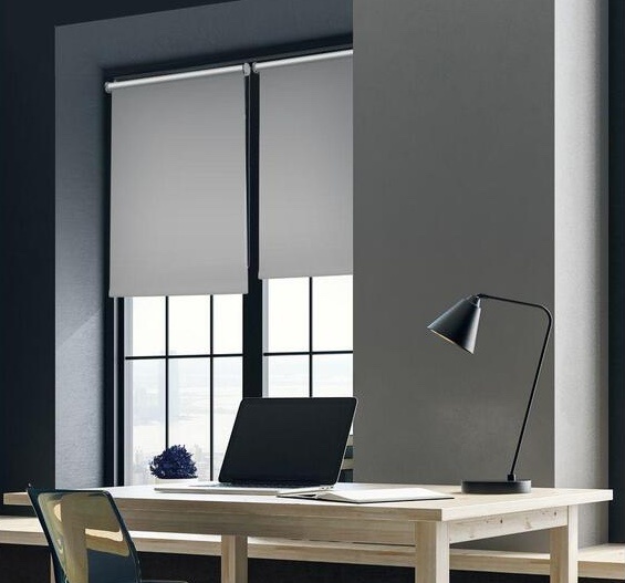 С рулонными шторами удобно контролировать освещение в офисе. Например, можно закрыть только верхнюю часть окна, чтобы в кабинете было больше естественного света