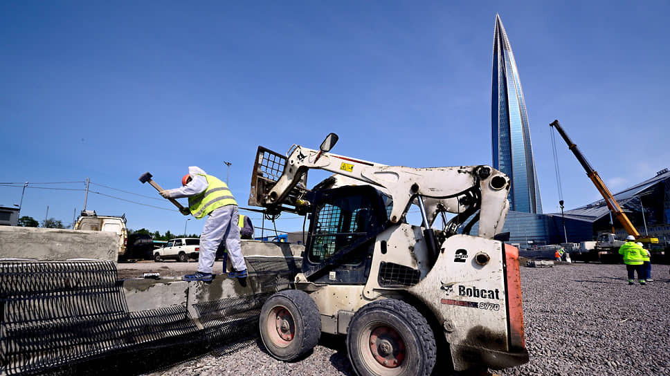 Окончательно соглашение с новым подрядчиком заключили в 2022 году. Им стало АО «ВАД», которое должно было выполнить работы за 18,45 млрд рублей. Впрочем, с этого момента стоимость проекта выросла до 23,85 млрд рублей, само строительство трассы началось осенью 2024 года.📷Фото: Алексей Смагин / Коммерсантъ