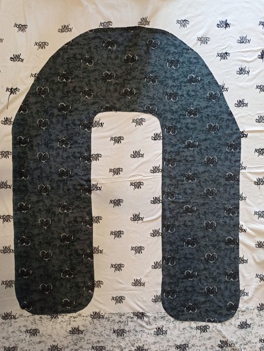 Обвела старый чехол от подушки для беременных на ткани и вырезала в двух экземплярах 