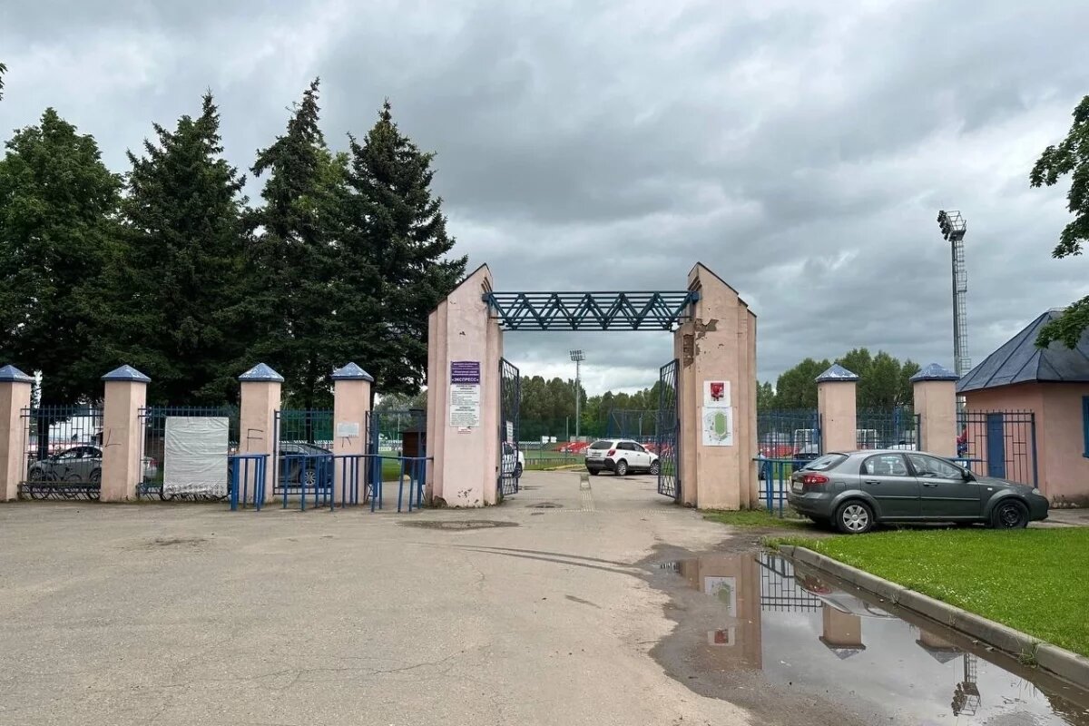    В Великих Луках планируют отремонтировать входную группу стадиона
