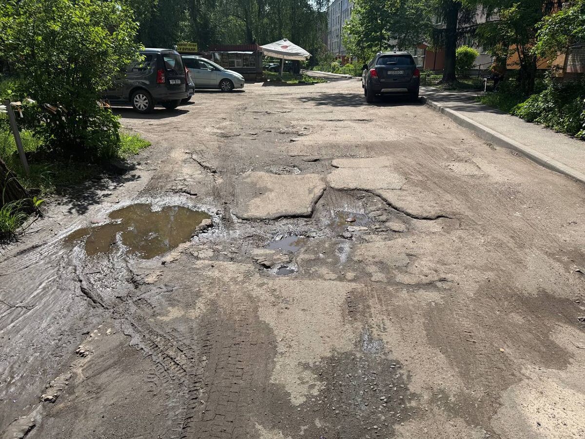 Яма на яме у дома №11 на проспекте Октября