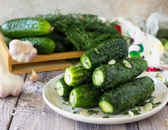 Хрустящие маринованные огурчики готовы за ночь — быстрый рецепт от Юлии Высоцкой