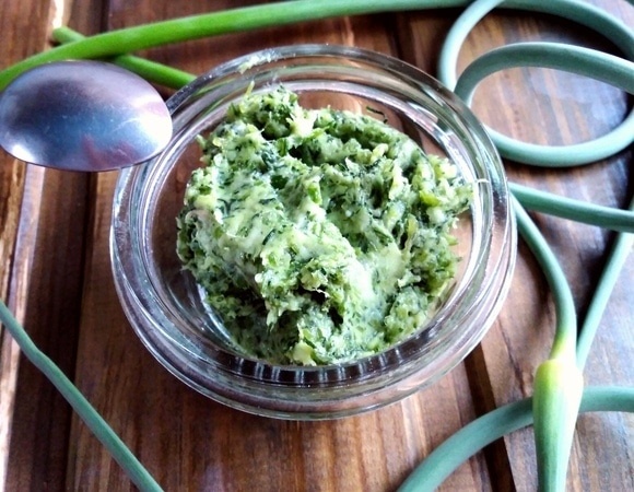 Паста из чесночных стрелок и сала: эта закуска к борщу сведет с ума всю семью