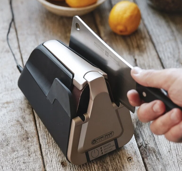 Фото с сайта https://www.vseinstrumenti.ru/product/elektricheskaya-kuhonnaya-tochilka-worksharp-culinary-e5-electric-kitchen-knife-sharpener-cpe5-i-r61875-1532287/