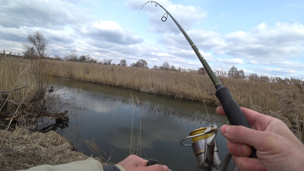 Заставка к видео "Попал на клев щуки на маленькой речке !"