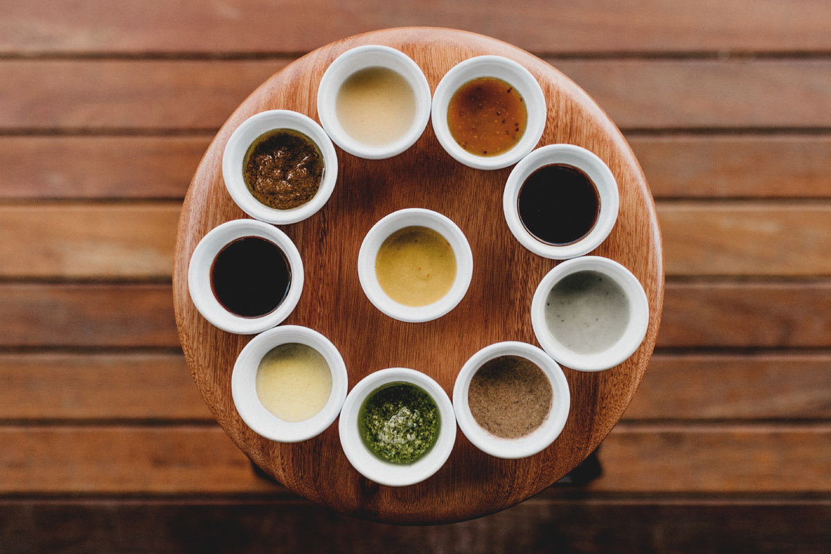https://ru.freepik.com/free-photo/overhead-shot-ten-white-bowls-with-different-sauces-spices-them-aligned-stool_8409115.htm#fromView=search&page=1&position=0&uuid=df0a9940-2251-4c26-990e-57816b2c506f&query=%D0%BC%D0%BD%D0%BE%D0%B3%D0%BE+%D1%81%D0%BE%D1%83%D1%81%D0%BE%D0%B2"